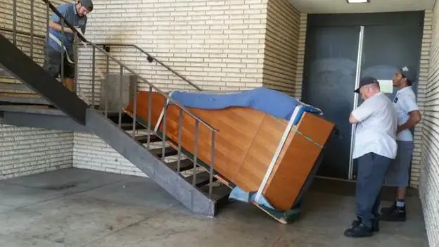 can moving companies transport alcohol